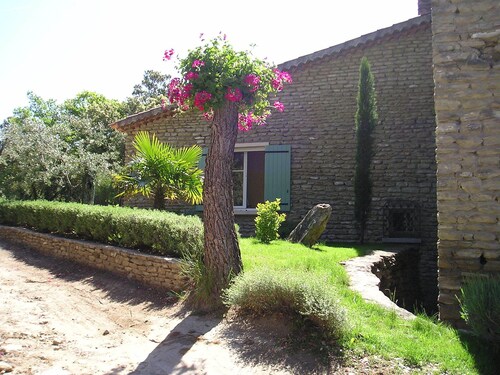 Antique Holiday Home in L'isle-sur-la-sorgue With Pool