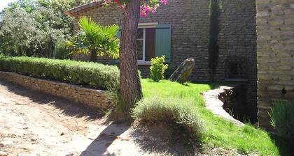 Antique Holiday Home in L'isle-sur-la-sorgue With Pool