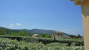 A rural landscape with houses, a clear sky, and mountains in the background. - Villa in Malaucene Near Mount Ventoux (Malaucene)