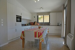 Villa | Dining - Villa in Malaucene Near Mount Ventoux (Malaucene)