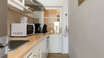 House | Private kitchen | Cookware/dishes/utensils