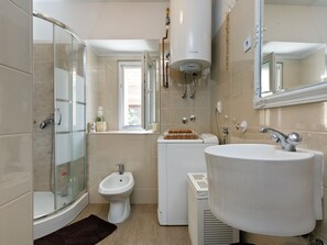 Hus | Bad | Hårføner og sjampo