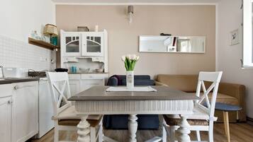 House | Private kitchen | Cookware/dishes/utensils