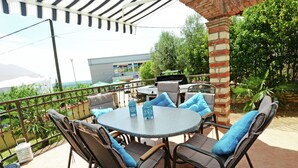 Balcony - Lovely Villa in Kastelir Croatia With Private Pool (Kastelir-Labinci)