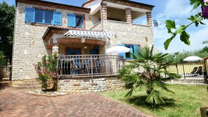 Exterior - Lovely Villa in Kastelir Croatia With Private Pool (Kastelir-Labinci)