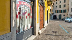 Une devanture de magasin avec une enseigne indiquant : « PANIFICIO PASTICCERIA SACCHETTO ».