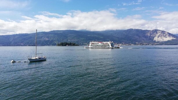 A cruise ship on a calm lake with mountains in the background. - Chalet in Verbania Near Lake Maggiore (Verbania)