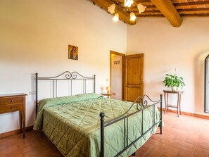 House | 2 bedrooms, individually furnished, bed sheets - Mansion With Pool and Play Area (Castelfranco Piandisco)