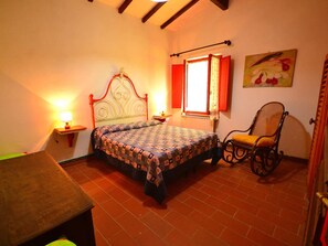 House | 5 bedrooms, individually furnished, bed sheets - Spacious Home With Shared Pool (San Marcello Piteglio)