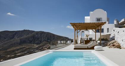 Stunning BlueWhite Villa: Luxury Heated Infinity Pool Escape