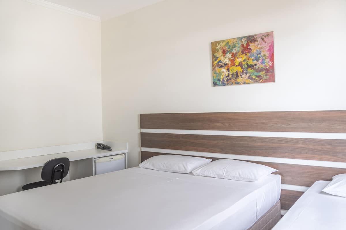 Dreibettzimmer, Mehrere Betten | Kostenloses WLAN, Bettwäsche