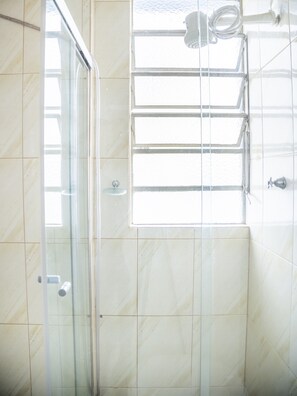 Triple Room, Berbilang Katil | Bilik Mandi | Pancuran mandi, kelengkapan dandanan diri percuma, tuala disediakan 