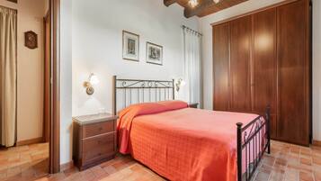 Cottage | 2 bedrooms, bed sheets