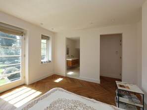 Villa | Badezimmer | Badewanne, Handtücher