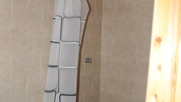 Habitación familiar | Baño | Regadera, toallas, jabón, shampoo