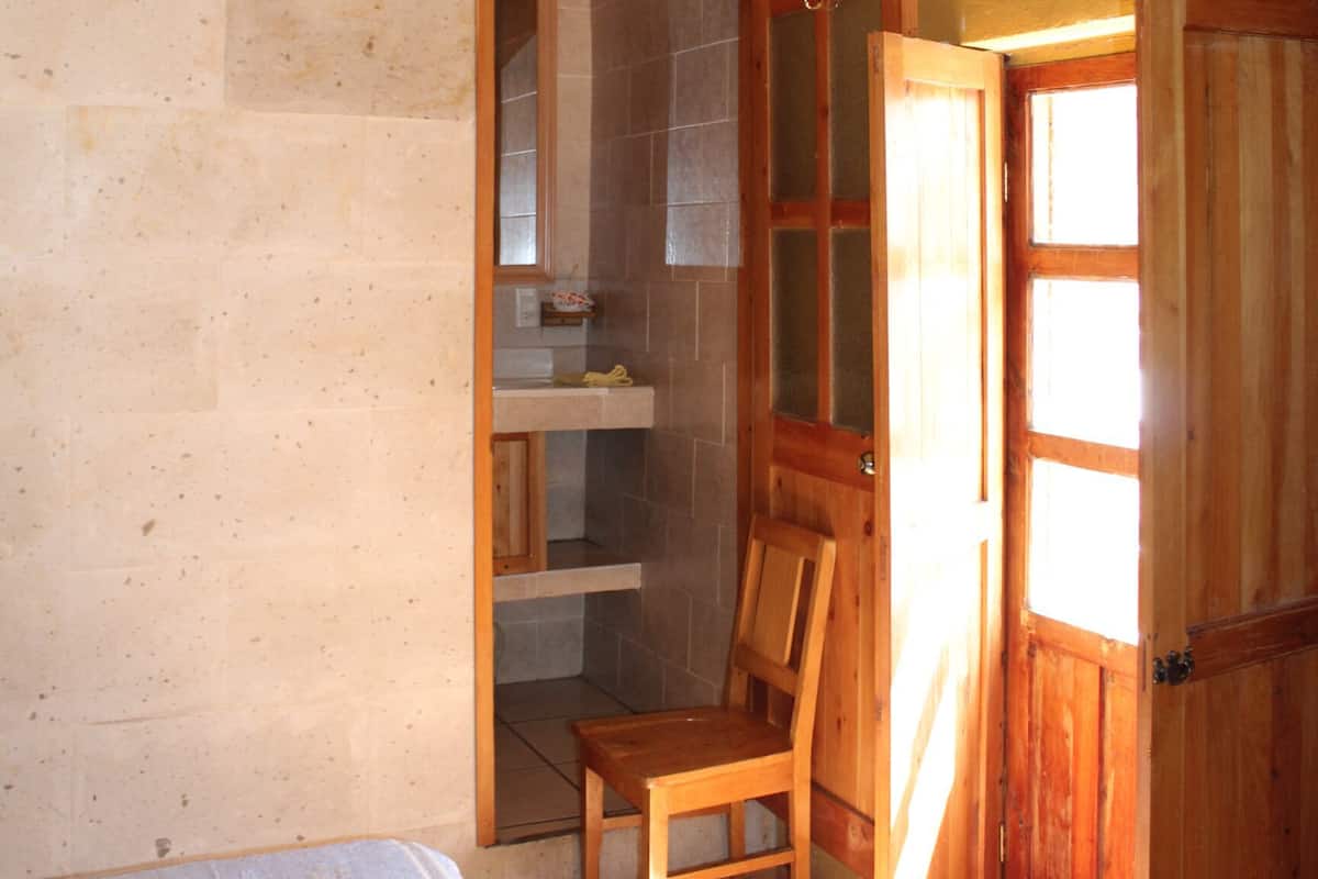 Habitación urbana | Tabla de planchar con plancha y wifi gratis