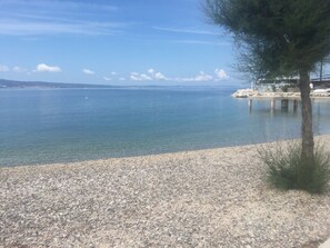 På stranden