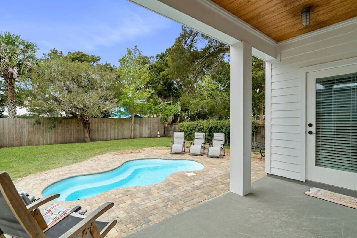 Photo 5 of Lion’s Sail: Island Oasis w/ Pool near Downtown & Beach