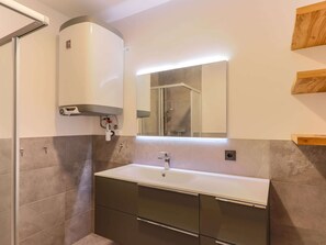 Apartment | Bathroom | Towels - Apartment in Tyrol Near Ski Slopes (Kirchdorf in Tirol)