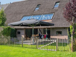 Exterior - Grandeur Farmhouse in Dwingeloo at a National Park (Dwingeloo)