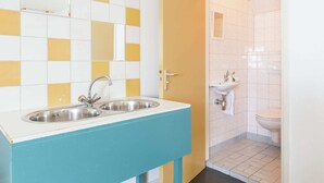 Bathtub - Cozy Farmhouse in Braamt near Lake (Braamt)