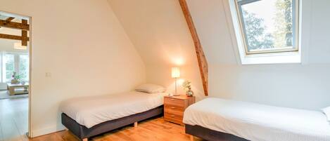 3 عدّة غرف نوم وطراز فريد لكل وحدة وملاءات أسرّة