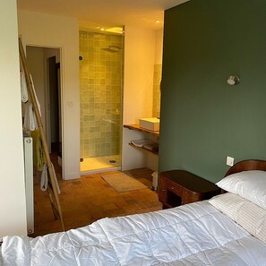 3 chambres, fer et planche à repasser, Wi-Fi, draps fournis