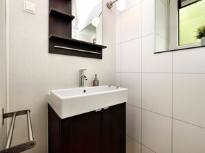 House | Bathroom - A Pleasant, Isolated Cottage in a Small Holiday Park (Stavelot)