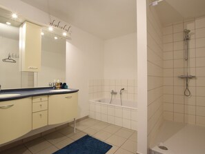 Ferienhaus | Badezimmer | Badewanne