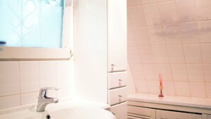 Shower - Cozy Chalet in Wildert With Private Garden (Essen)