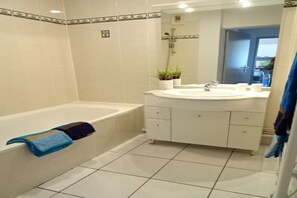 Badkar/dusch och hårtork