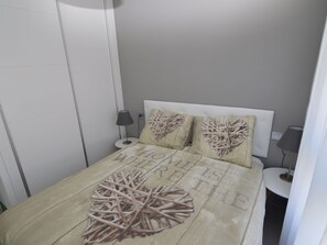 2 Schlafzimmer, individuell eingerichtet, Bettwäsche