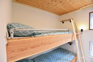 Chalet | 2 bedrooms, individually furnished, bed sheets - Chalet With Balcony in Veluwe (Garderen)