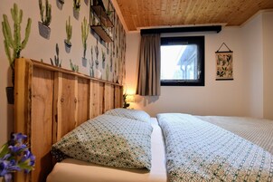 Chalet | 2 bedrooms, individually furnished, bed sheets