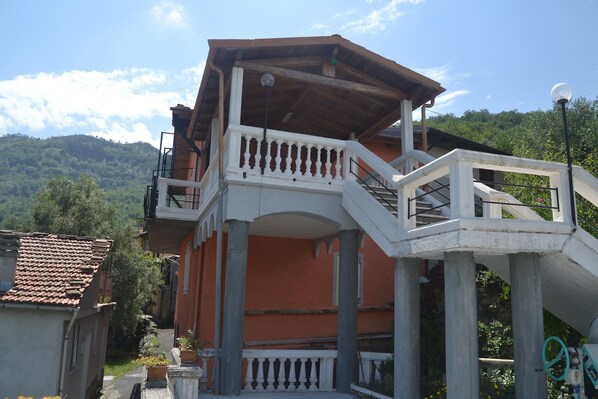 House | Exterior - Nature Retreat in Testico (Testico)