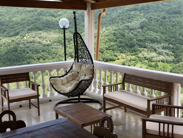 House | Property grounds - Nature Retreat in Testico (Testico)