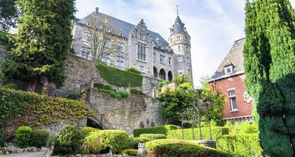 Perfect Spot on Edge of Large Woods with Hot Tub