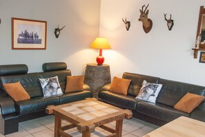 Living room - Perfect Spot on Edge of Large Woods with Hot Tub (Saint-Hubert)