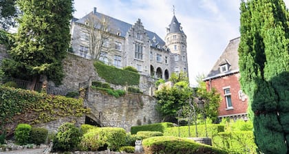 Perfect Spot on Edge of Large Woods with Hot Tub
