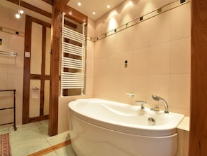 Apartment | Bathroom | Bathtub, towels - Cosy Apartment in Honfleur With a Private Garden (Honfleur)