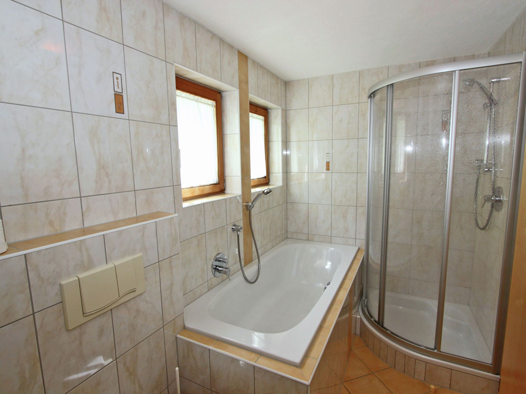 Kombinasi shower/bathtub dan handuk