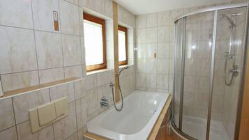 Kombinasi shower/bathtub dan handuk