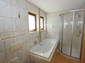 Kombinasi shower/bathtub dan handuk