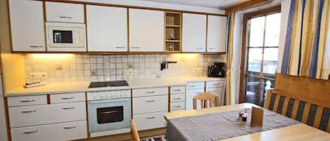 Apartemen | Dapur pribadi | Kursi makan untuk bayi