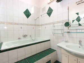 Apartment | Badezimmer | Badewanne, Handtücher