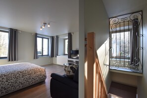 House | 1 bedroom, individually furnished, bed sheets - Holiday Home in Florenville With Garden (Florenville)