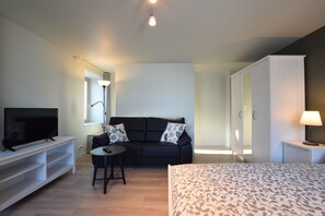 House | 1 bedroom, individually furnished, bed sheets