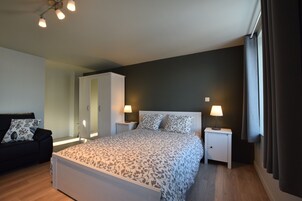 1 habitación, muebles diferentes y ropa de cama 