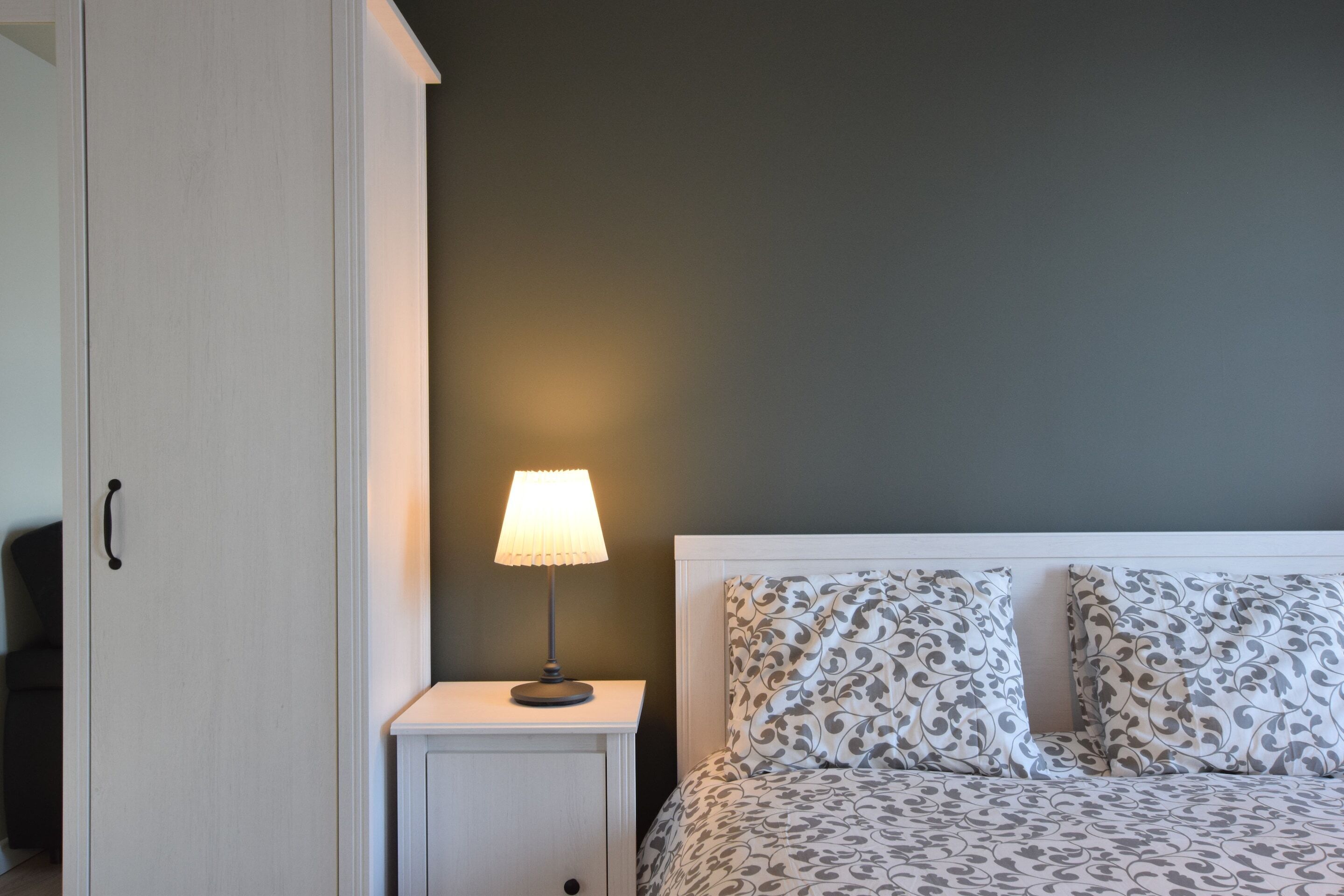 1 غرفة نوم وطراز فريد لكل وحدة وملاءات أسرّة