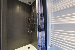 House | Bathroom - Holiday Home in Florenville With Garden (Florenville)